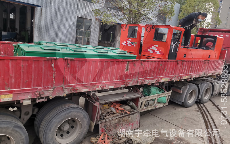 双驾驶室8吨防爆蓄电池电机车发货 2.jpg